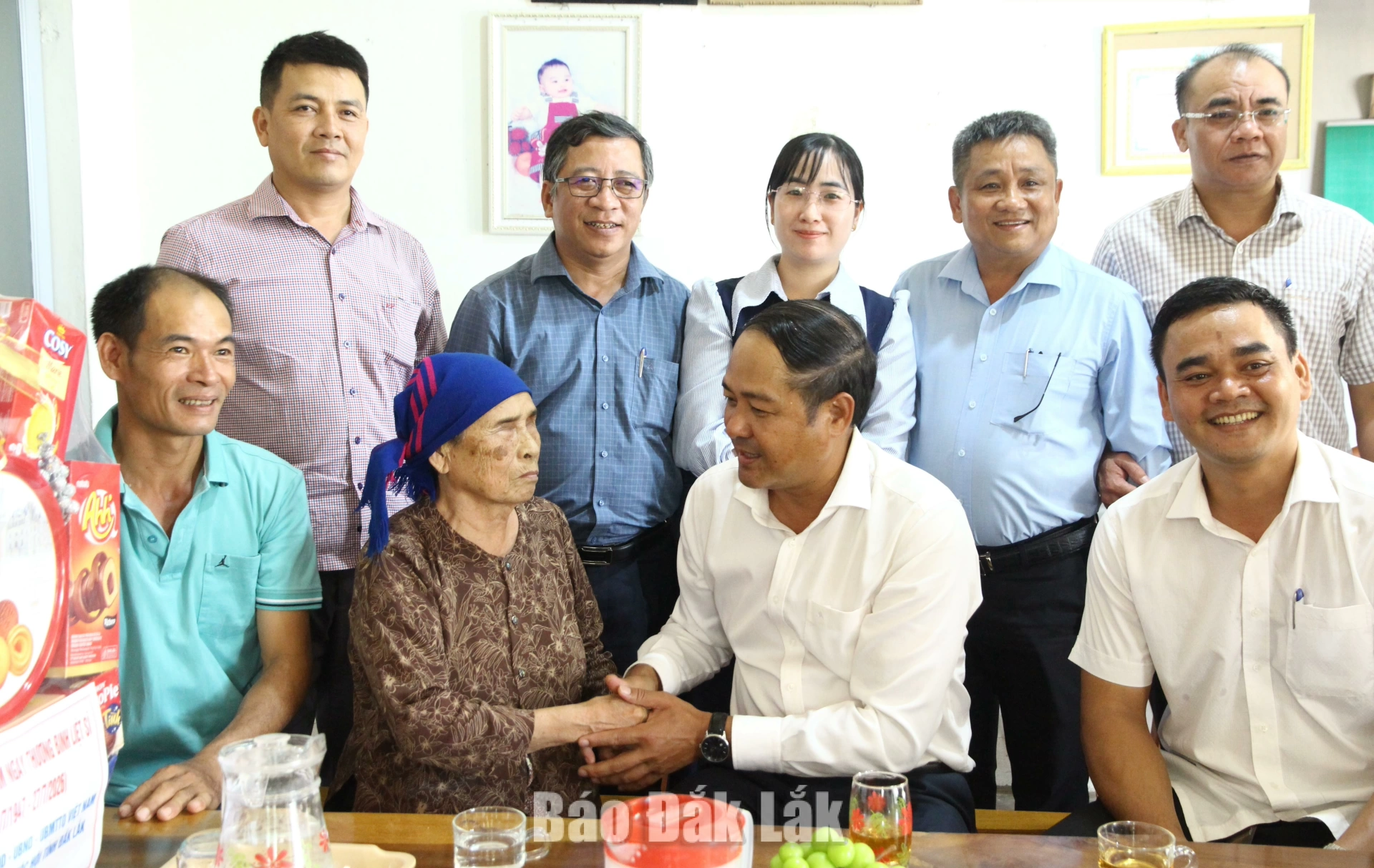 Phó Chủ tịch UBND tỉnh Y Nhuân Byă thăm hỏi sức khỏe thương binh Lê Thị Xô (thôn 6, xã Ea Knốp).