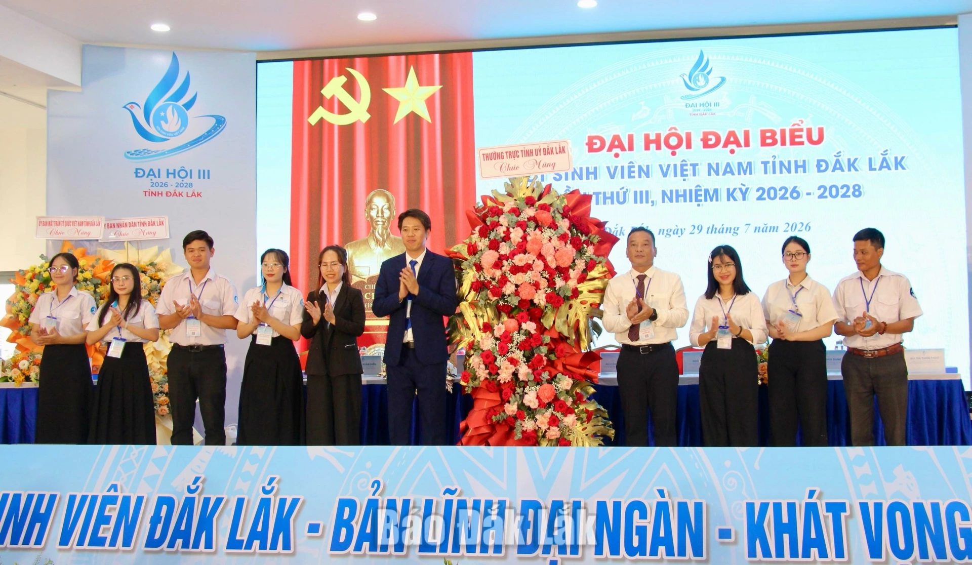 Phó Bí thư Tỉnh ủy, Chủ tịch Ủy ban MTTQ Việt Nam tỉnh Y Giang Gry Niê Knơng tặng hoa chúc mừng đại hội.