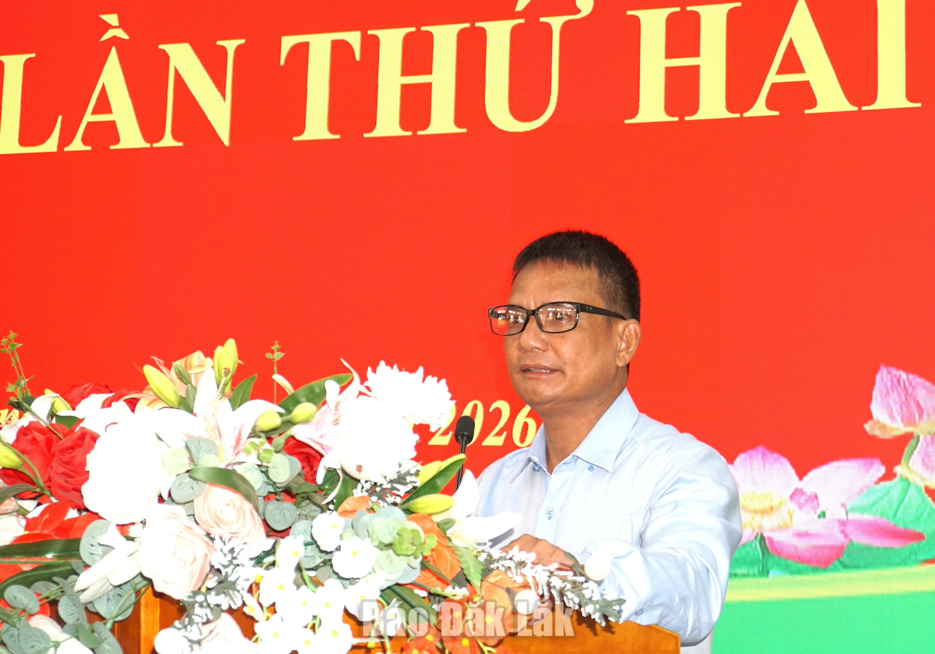 Chủ tịch UBND xã Dang Kang Y Thức Êban báo cáo tại kỳ họp.