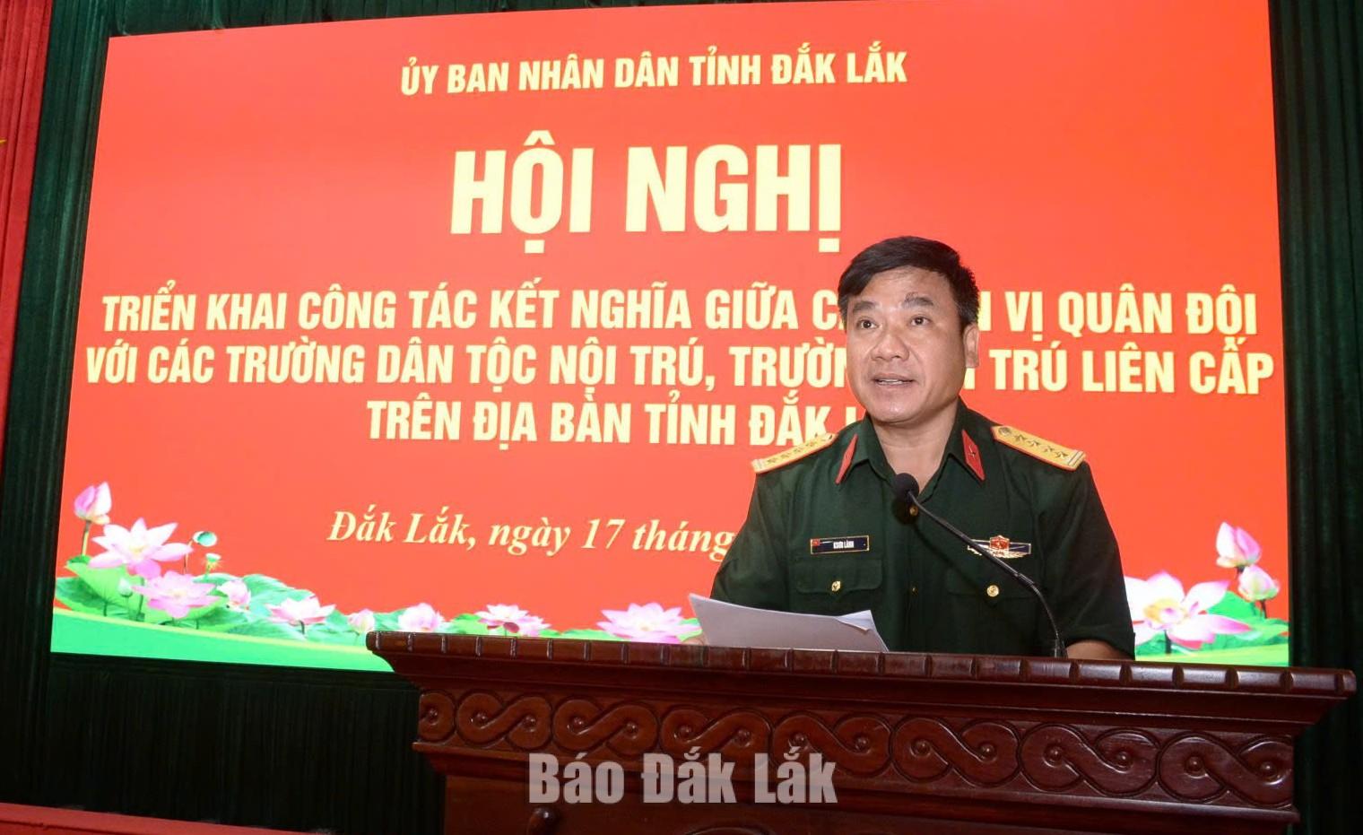 Đại tá Ksơr Lành, Phó Chính ủy Bộ Chỉ huy Quân sự tỉnh phát biểu tại hội nghị.