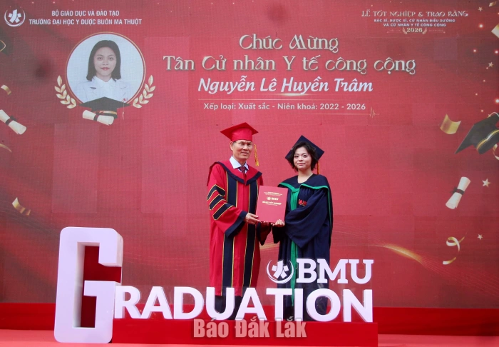 Trao bằng tốt nghiệp cho 283 tân bác sĩ, dược sĩ, cử nhân