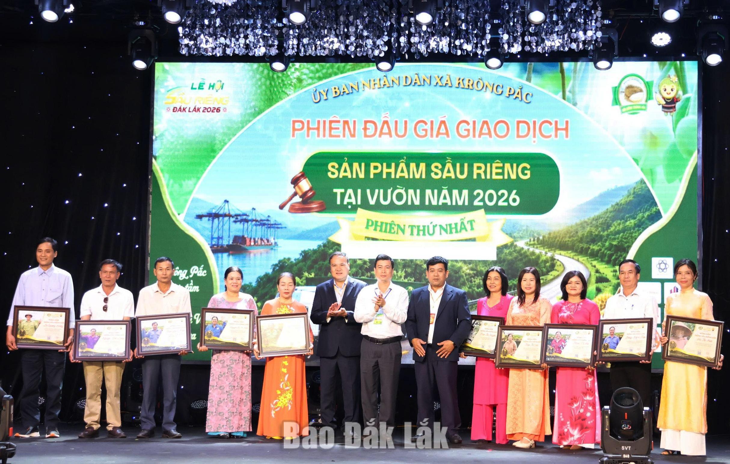 Lãnh đạo xã Krông Pắc đã trao bằng vinh danh Nông dân trồng sầu riêng giỏi