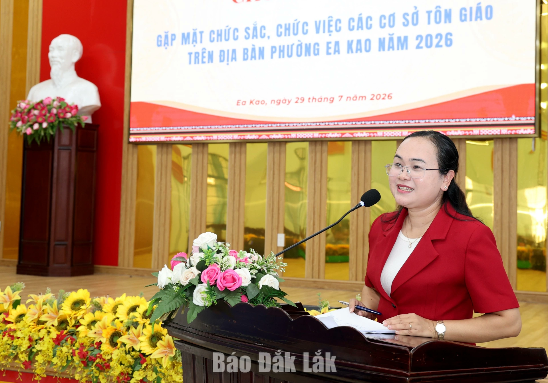 Chủ tịch Ủy ban MTTQ Việt Nam phường Ea Kao HHương Bkrông phát biểu tại buổi gặp mặt. 