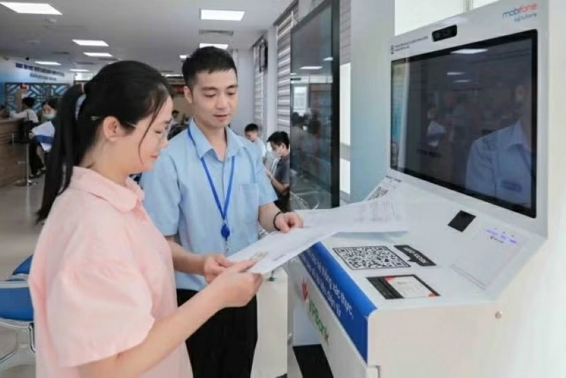 A civil servant helps a resident complete administrative procedures in Gia Lam commune, Hanoi. (Photo: VNS/VNA)