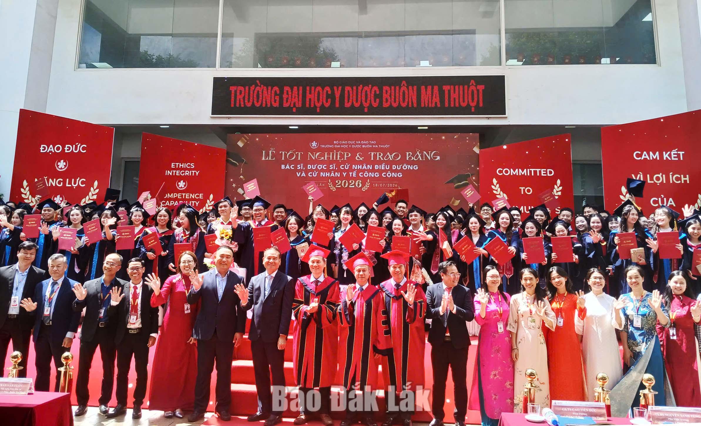 Các đại biểu, lãnh đạo nhà trường chụp ảnh lưu niệm với với các sinh vừa tốt nghiệp.