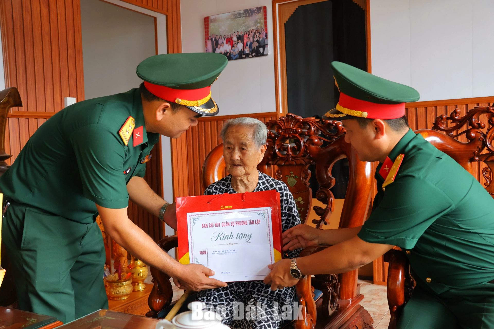 Cán bộ, chiến sĩ đơn vị thăm, tặng quà Mẹ Lê Thị Tùng.