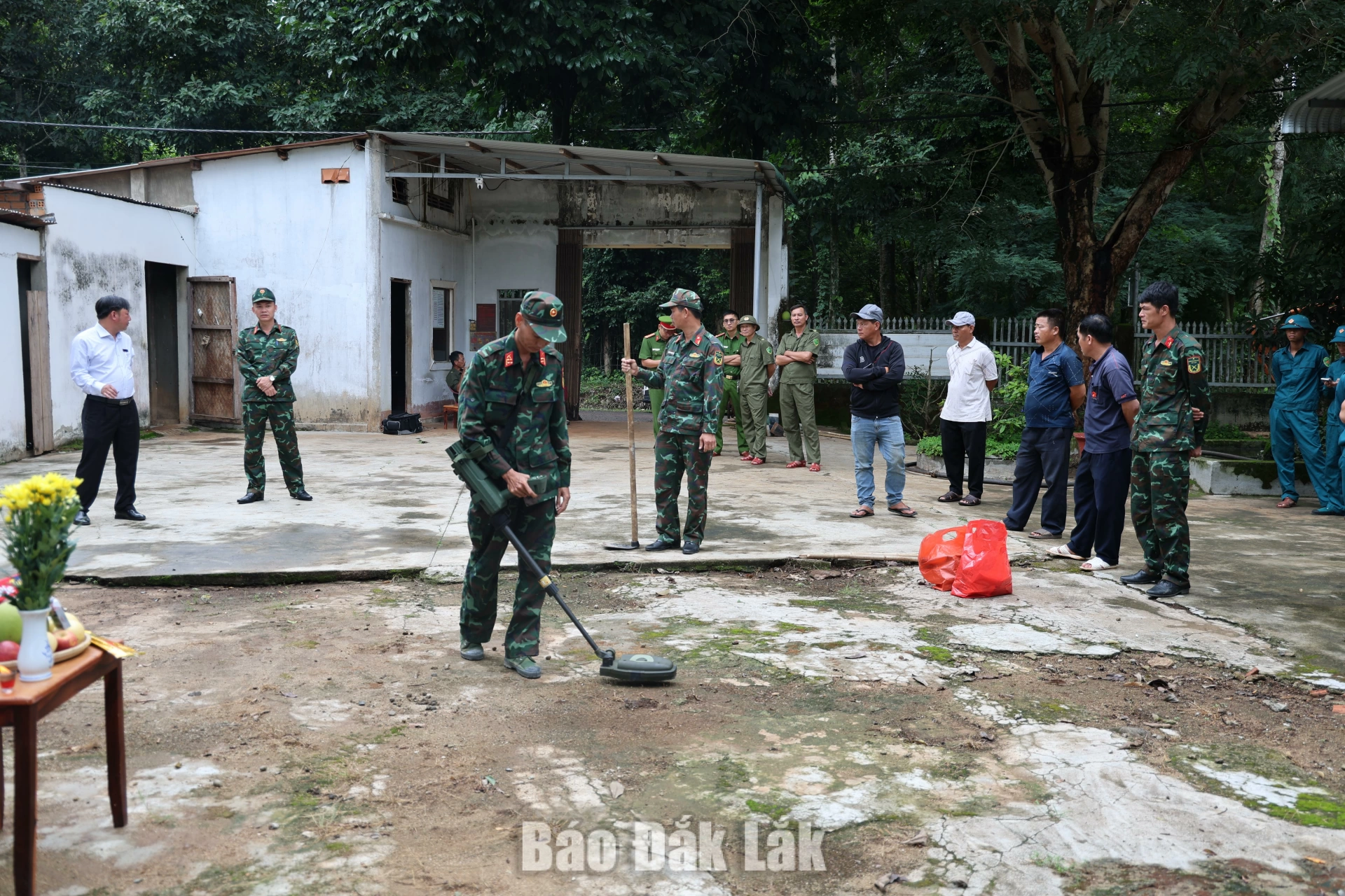 Đội K51 cùng các lực lượng tham gia tìm kiếm thông tin mộ liệt sĩ trên địa bàn phường Ea Kao. 