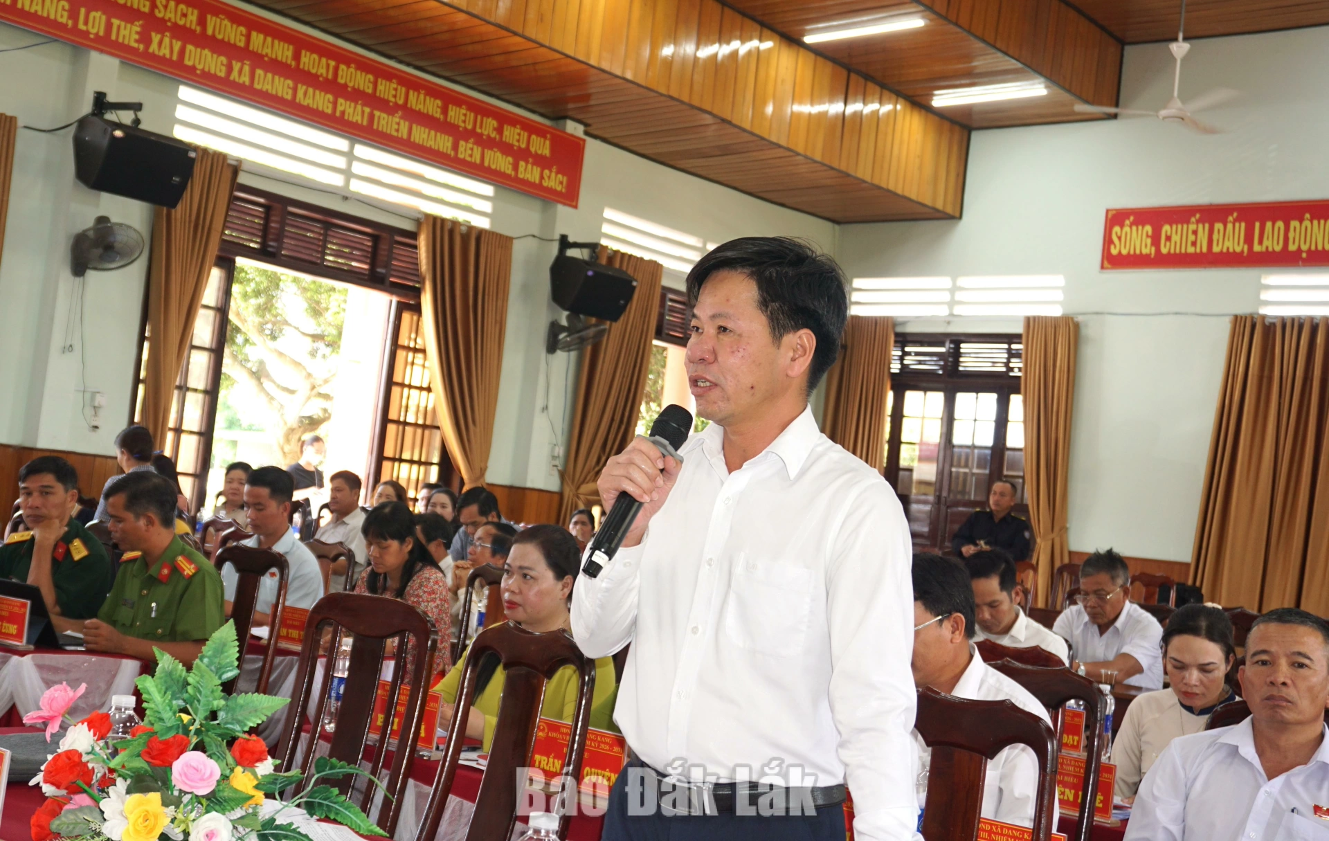 Đại biểu HĐND đóng góp ý kiến tại kỳ họp.