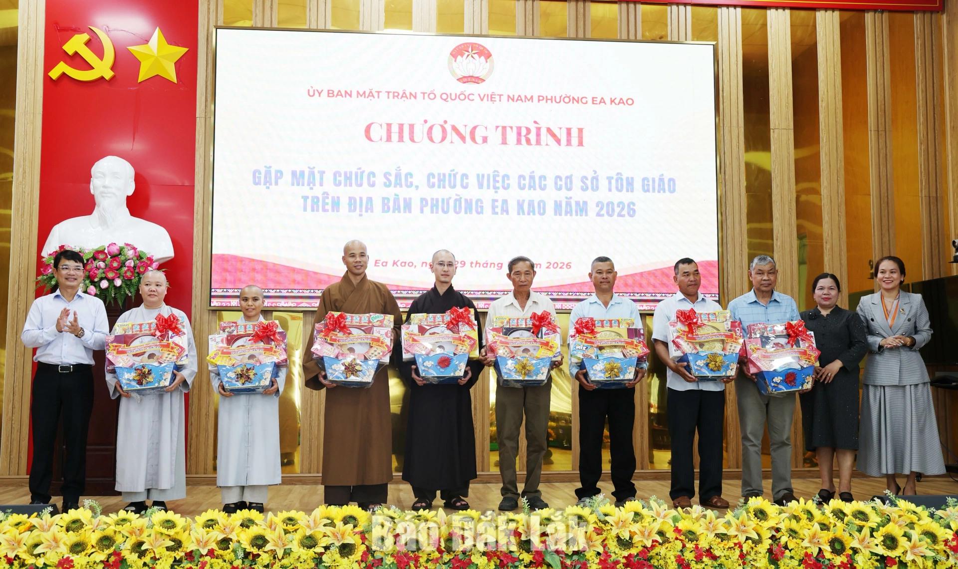 Thường trực phường Ea Kao trao quà cho đại diện các cơ sở tôn giáo trên địa bàn phường.