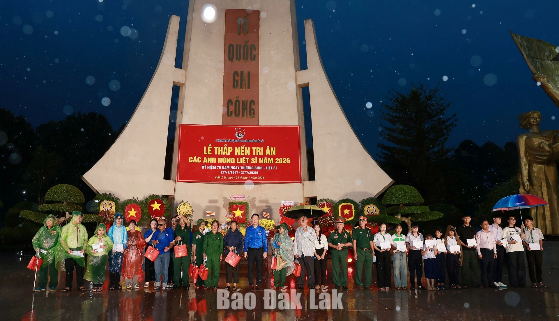 Lãnh đạo tỉnh trao quà cho các gia đình thương binh, liệt sĩ và gia đình chính sách tại chương trình.
Ban Tổ chức trao học bổng cho thiếu nhi là con, cháu các gia đình chính sách, gia đình thương binh, bệnh binh có hoàn cảnh khó khăn.