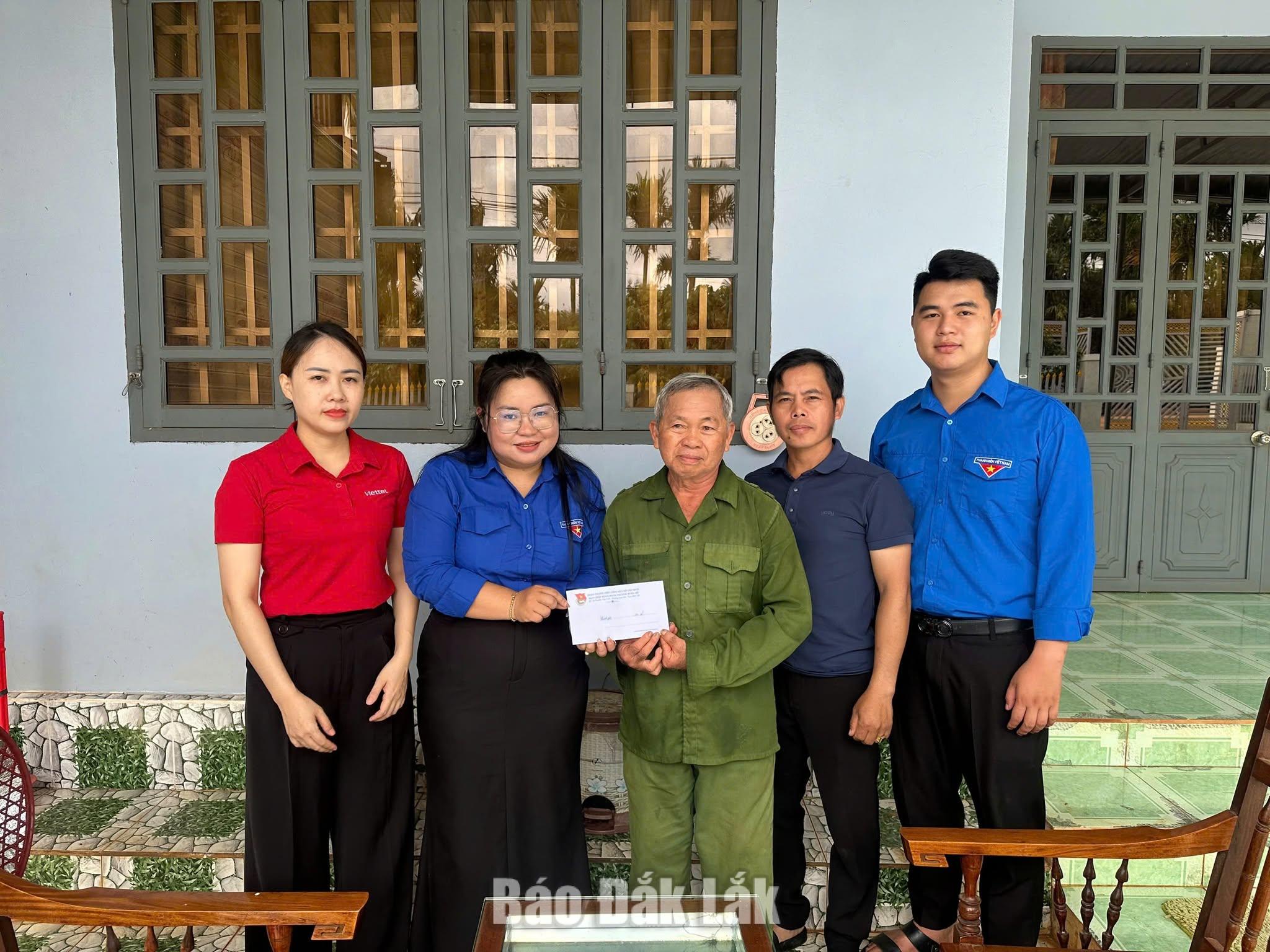 Tuổi trẻ phường Buôn Hồ thăm, tặng quà gia đình chính sách trên địa bàn.