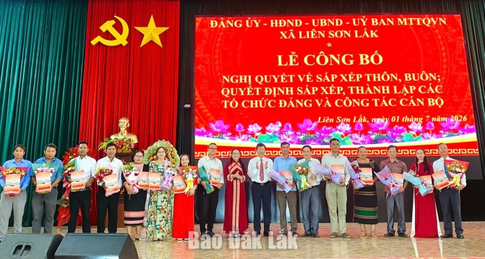 Xã Liên Sơn Lắk công bố các nghị quyết, quyết định về tổ chức bộ máy thôn, buôn sau sắp xếp