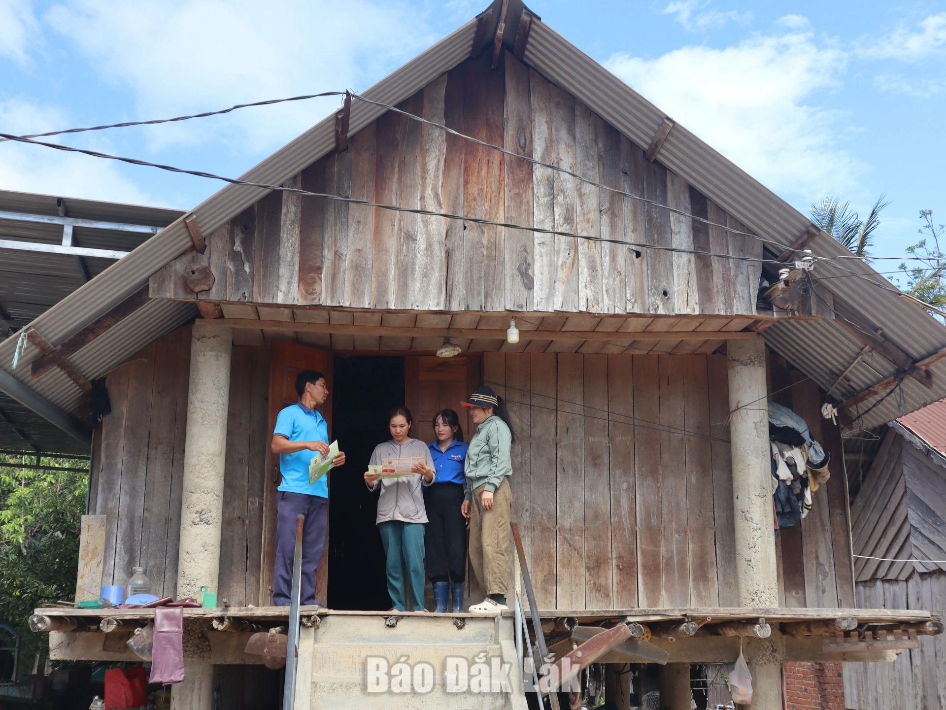 Đội ngũ cán bộ, đảng viên các thôn, buôn tích cực tuyên truyền, vận động người dân thực hiện các chủ trương của Đảng, chính sách, pháp luật của Nhà nước.