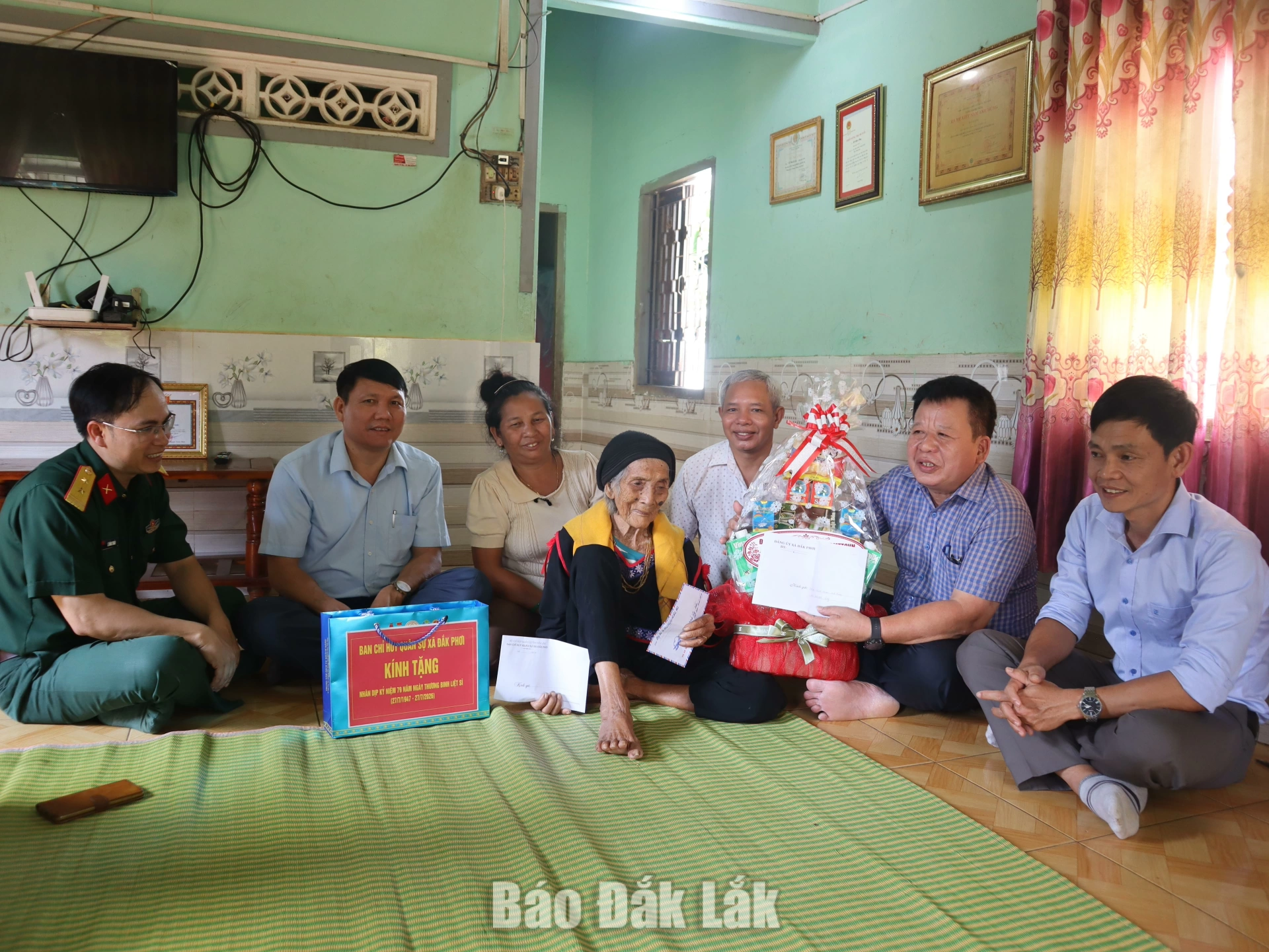 Đảng ủy, HĐND, UBND, Ủy ban MTTQ Việt Nam và Ban Chỉ huy Quân sự xã Đắk Phơi  thăm, tặng quà Mẹ Việt Nam Anh hùng H Nar Rơ Ông.