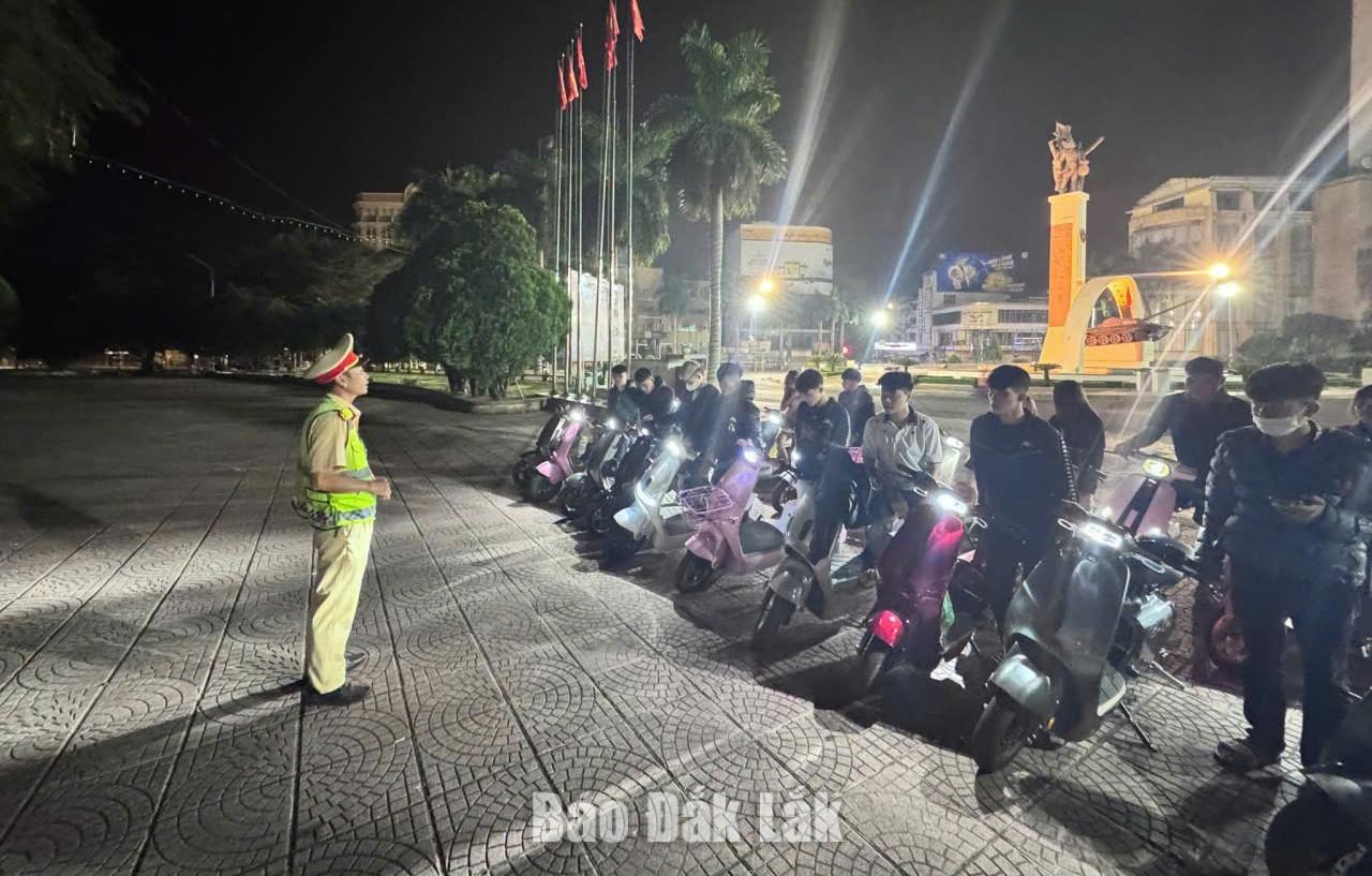 Cán bộ Phòng CSGT tuyên truyền an toàn giao thông cho học sinh ở khu vực Tượng đài Chiến thắng Buôn Ma Thuột.