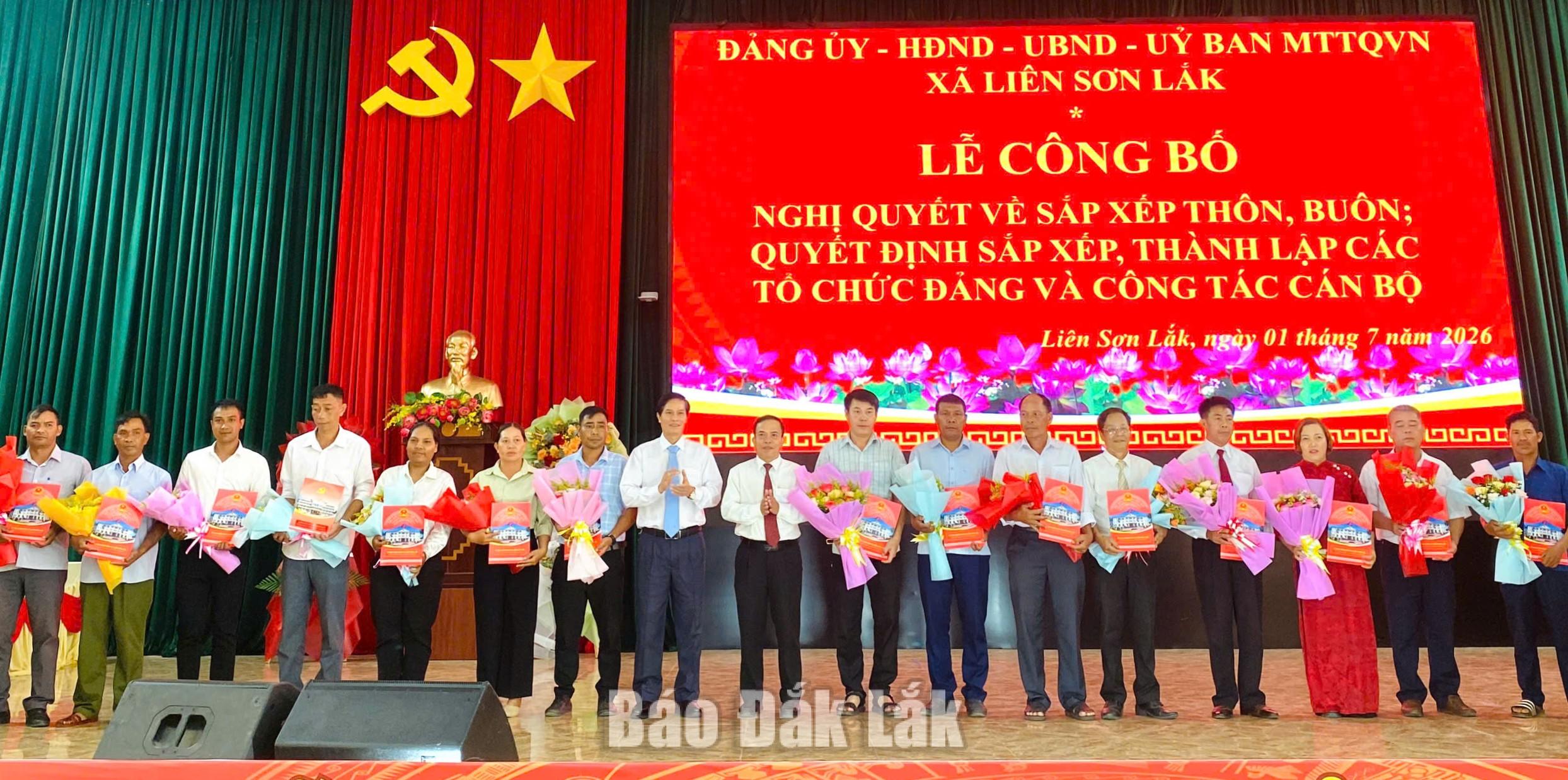 Phó Bí thư Đảng ủy, Chủ tịch UBND xã Liên Sơn Lắk Nguyễn Anh Tú tặng hoa chúc mừng và trao quyết định chỉ định trưởng thôn, buôn lâm thời.
