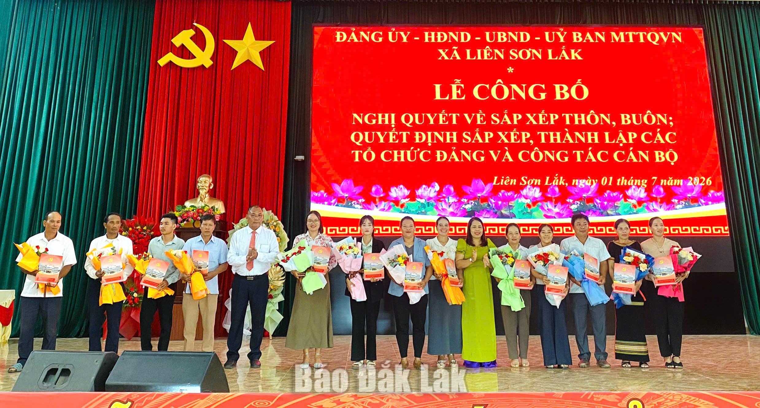 Thường trực Ủy ban MTTQ Việt Nam xã tặng hoa chúc mừng và trao quyết định chỉ định trưởng ban công tác mặt trận thôn, buôn.