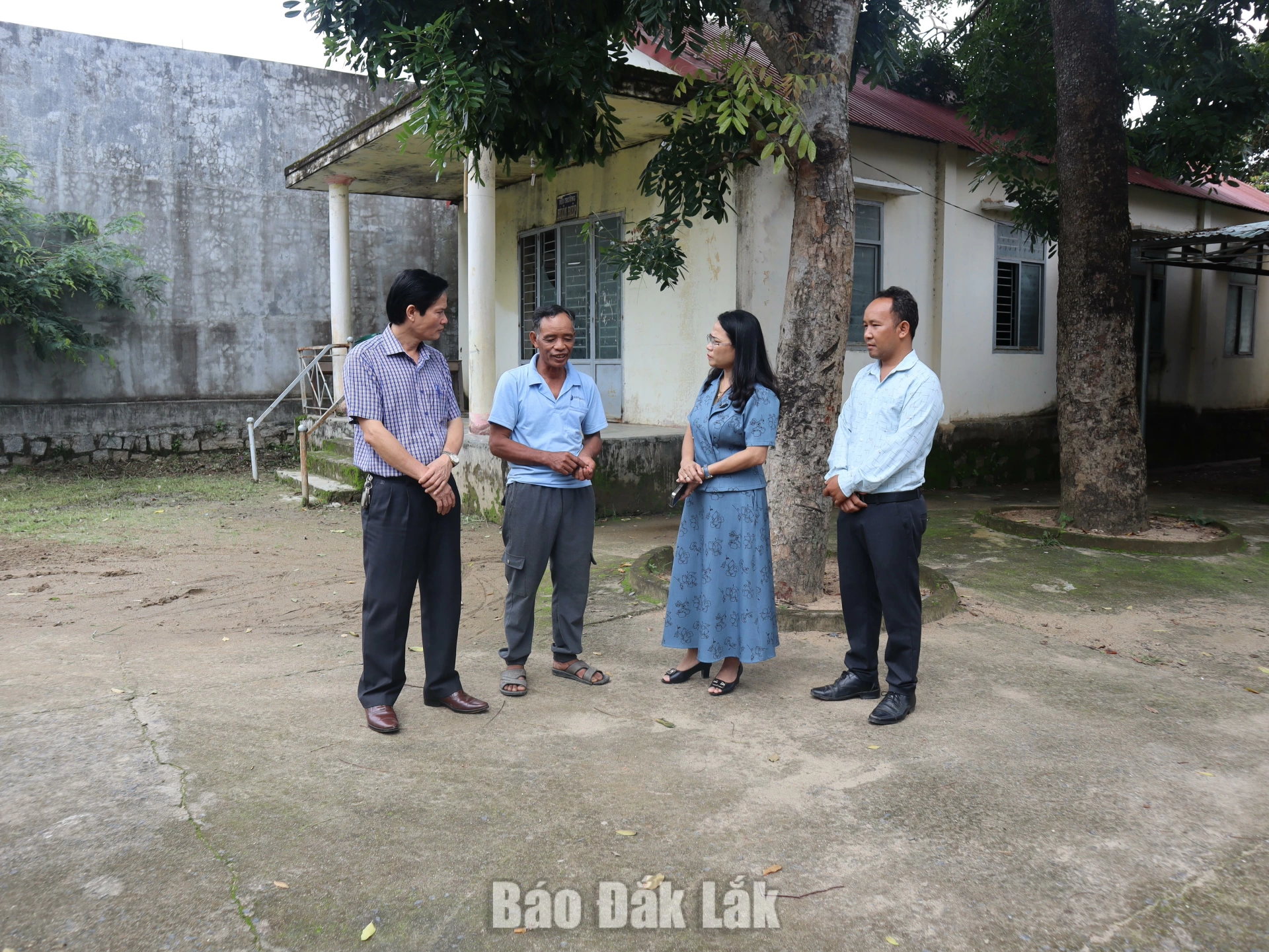 Lãnh đạo xã Liên Sơn Lắk gặp gỡ, lắng nghe ý kiến, tâm tư của người dân.