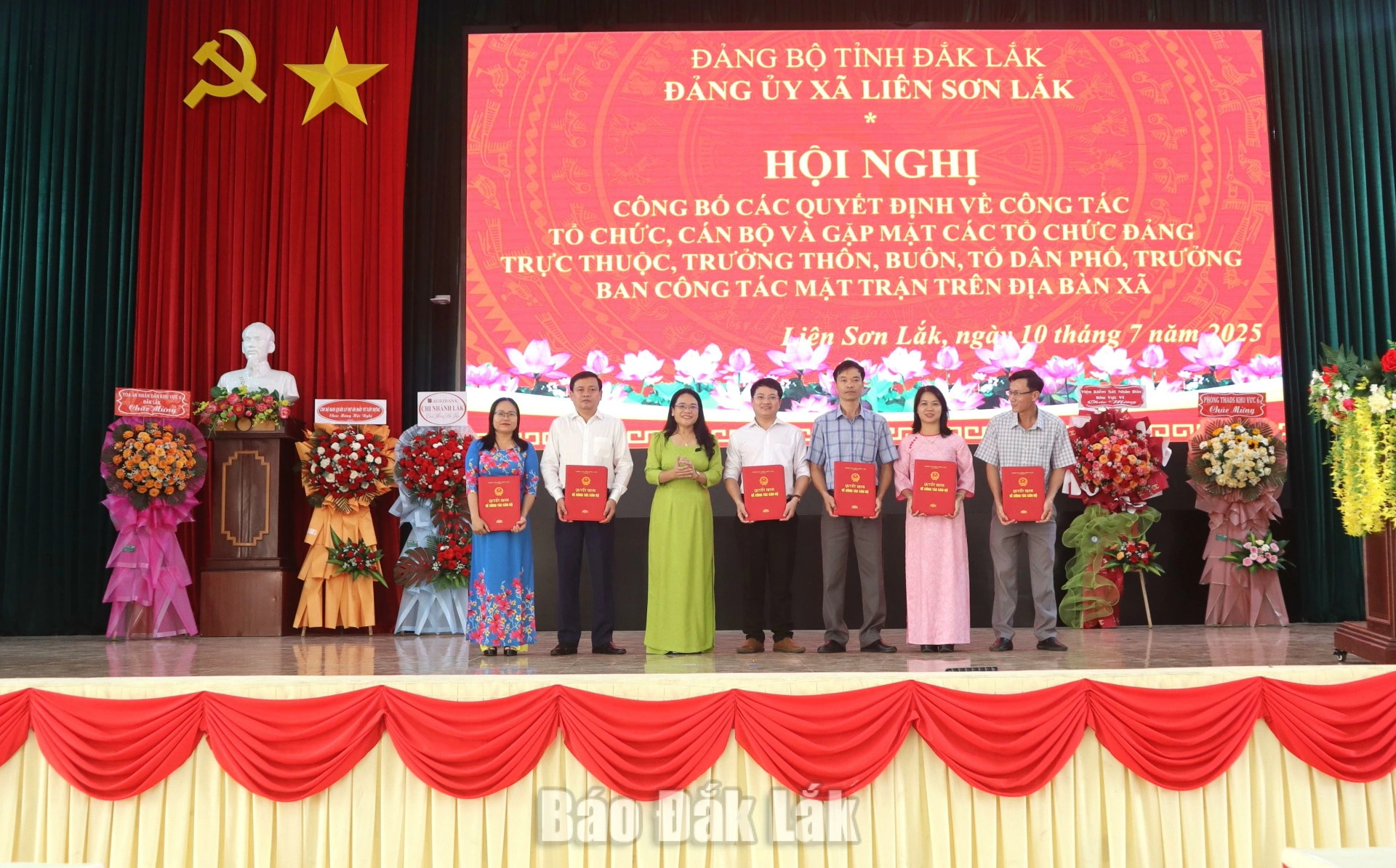 Sau khi chính thức đi vào hoạt động theo mô hình chính quyền địa phương hai cấp, xã Liên Sơn Lắk tổ chức công bố các quyết định về công tác cán bộ và gặp mặt các tổ chức đảng trực thuộc.