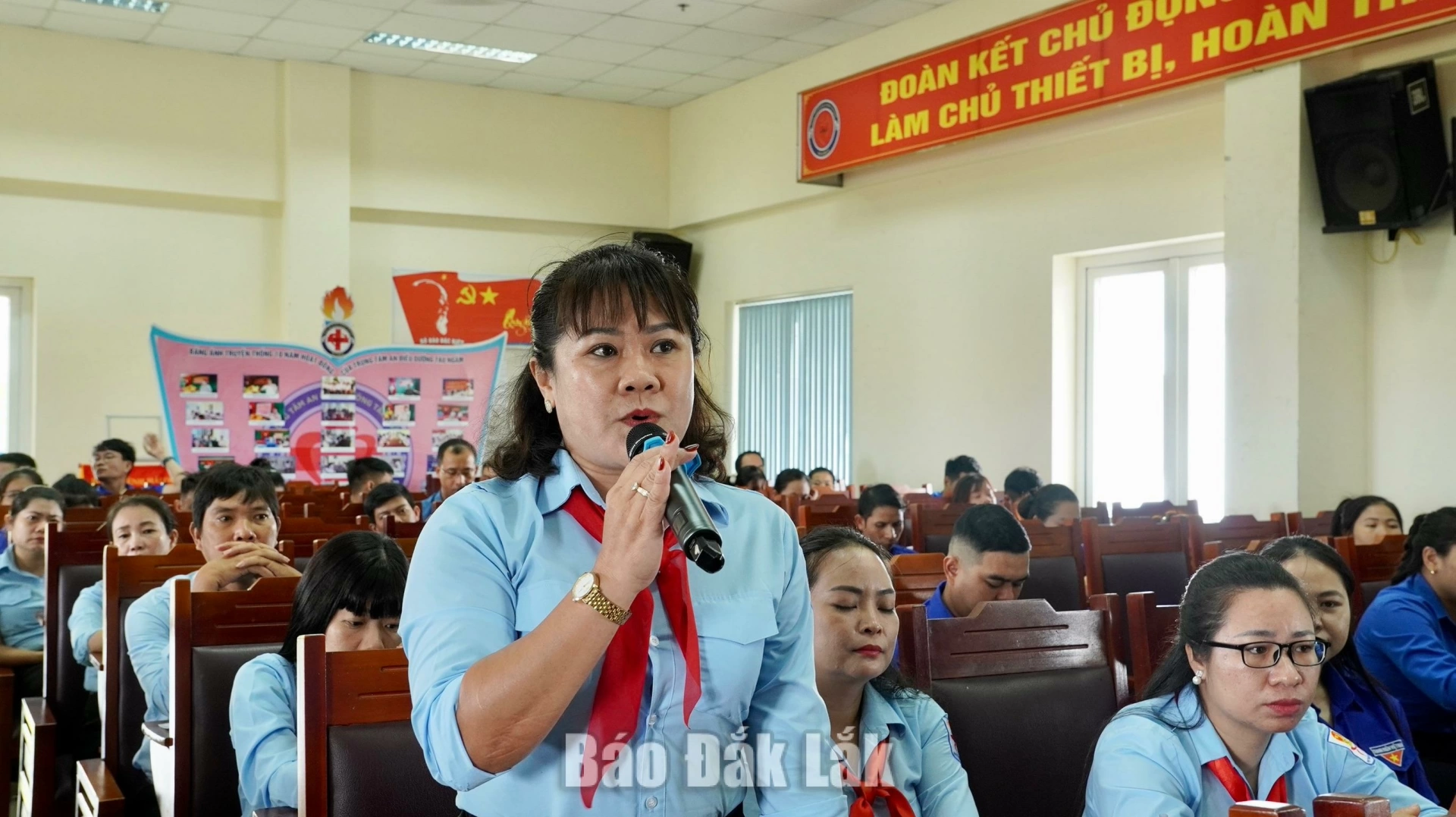Đại biểu đóng góp ý kiến tại hội nghị.