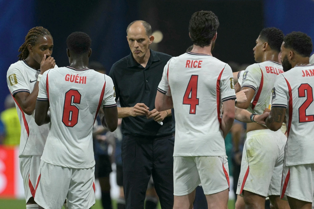 HLV Thomas Tuchel trao đổi với cầu thủ Anh trong trận thua Argentina 1-2 ở bán kết World Cup 2026 trên sân Atlanta, Mỹ ngày 15/7/2026. Ảnh: AFP