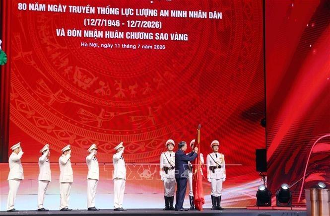 ổng Bí thư, Chủ tịch nước Tô Lâm gắn Huân chương Sao Vàng lên lá cờ truyền thống của lực lượng An ninh nhân dân tại Lễ kỷ niệm 80 năm Ngày truyền thống lực lượng (12/7/1946 - 12/7/2026). Ảnh: Phạm Kiên/TTXVN