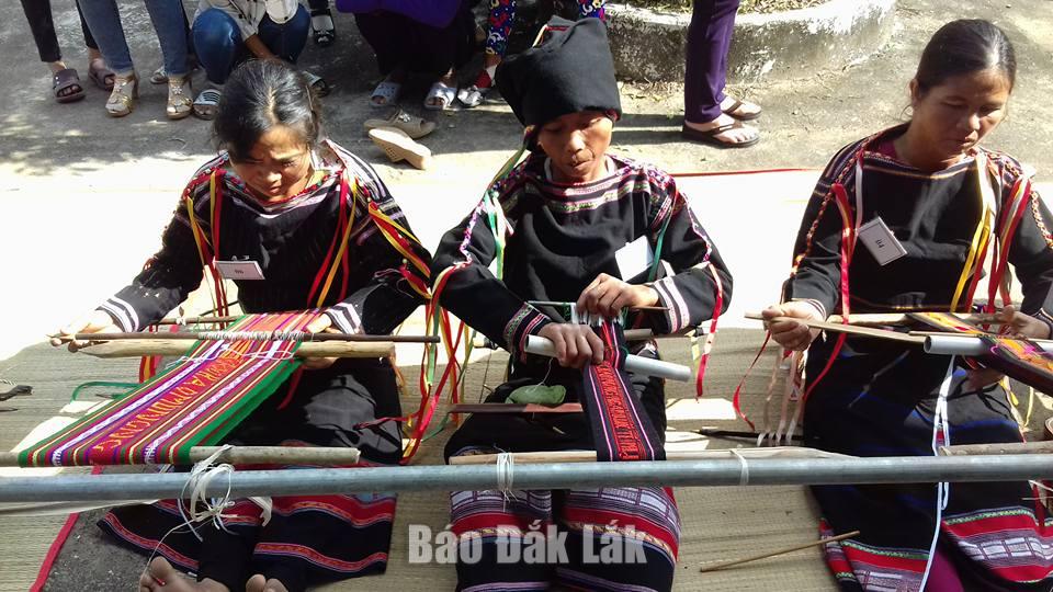 Women competing at a brocade weaving competition in Suoi Trai commune.