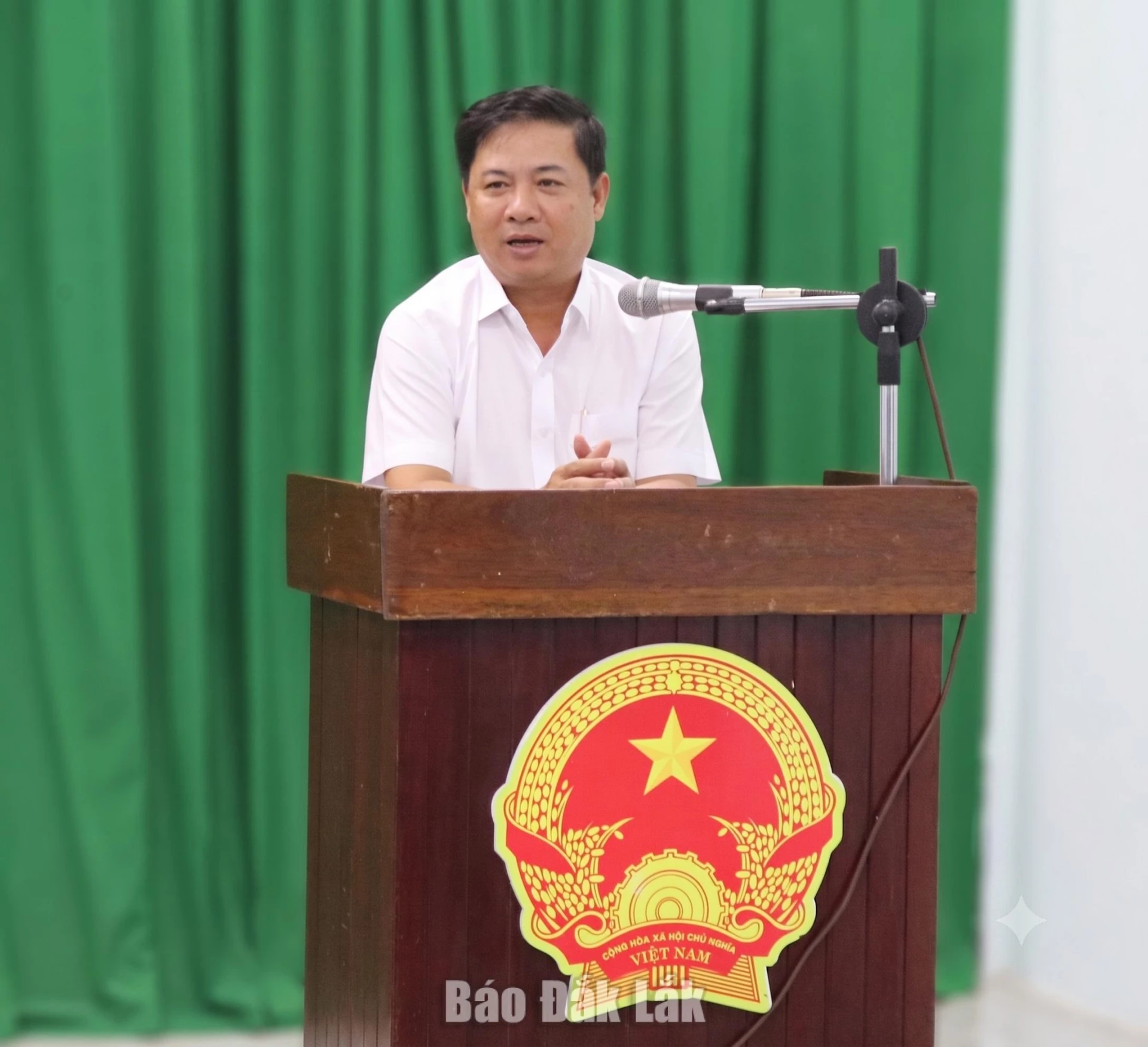 Đồng chí Lương Nguyễn Minh Triết, Ủy viên Trung ương Đảng, Bí thư Tỉnh ủy, Trưởng Đoàn ĐBQH tỉnh phát biểu tại buổi sinh hoạt chi bộ.