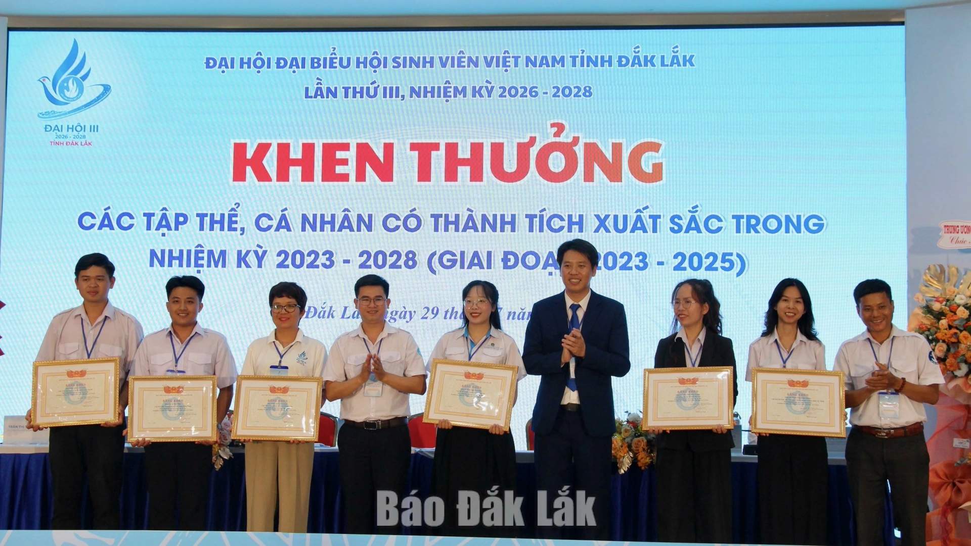 Đại diện Hội Sinh viên Việt Nam tỉnh tặng