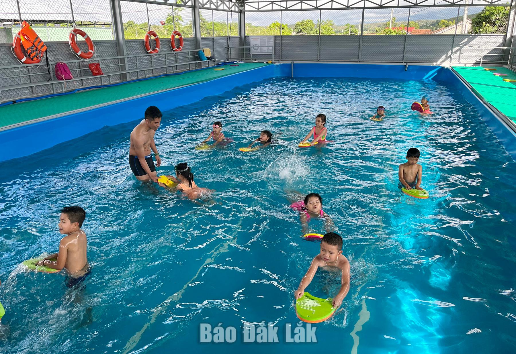 Dịp hè, nhiều địa phương tổ chức các hoạt động dạy bơi miễn phí và phòng chống đuối nước cho trẻ em.