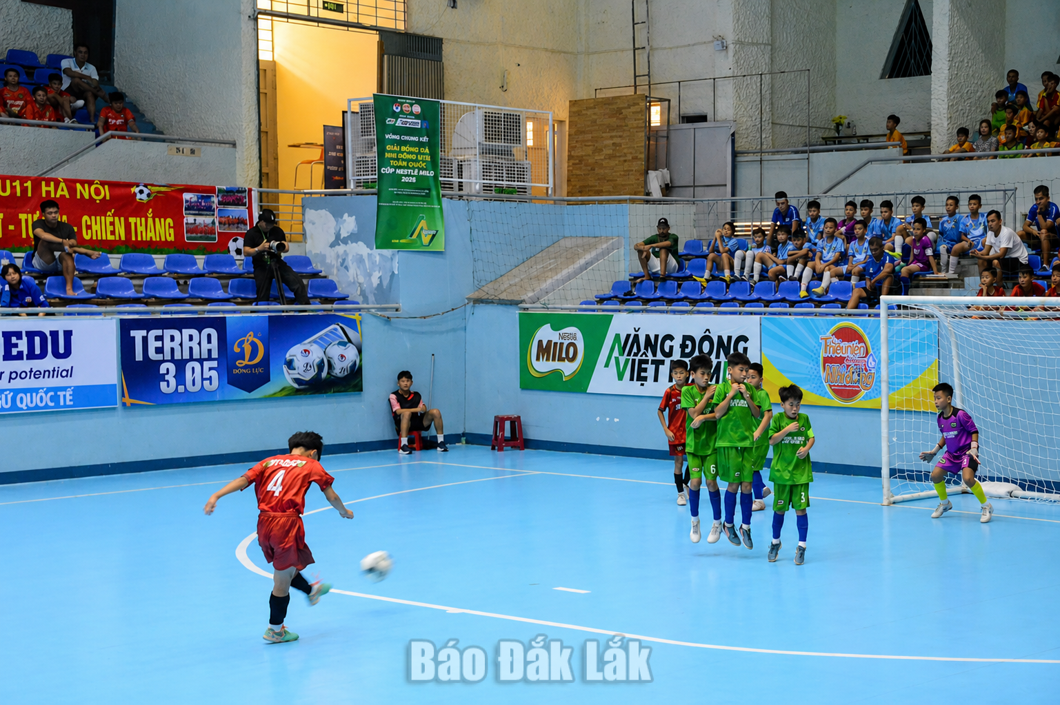 Pha đá phạt đẹp mắt của chân sút số 4 Xuân Thanh, nâng tỷ số 3-0 cho chủ nhà Đắk Lắk ở hiệp 1.