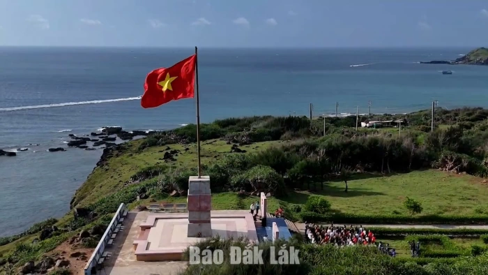 Đoàn công tác tỉnh Đắk Lắk khảo sát biển, đảo ven bờ thăm, tặng quà tại đặc khu Phú Quý