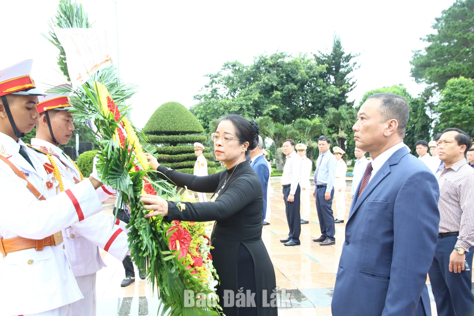 Phó Bí thư Tỉnh ủy Huỳnh Thị Chiến Hòa chỉnh vòng hoa trước khi dâng lên các anh hùng liệt sĩ.