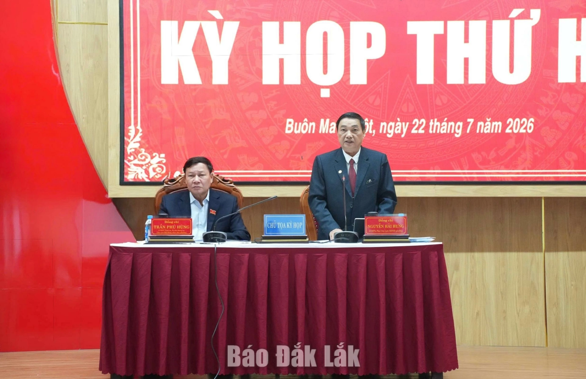 Thường trực HĐND phường Buôn Ma Thuột chủ tọa kỳ họp.