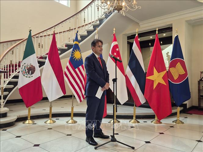 Đại diện Bộ Ngoại giao Mexico, Tổng Vụ trưởng phụ trách châu Á - Thái Bình Dương Fernando González Saiffe phát biểu tại sự kiện. Ảnh: TTXVN phát