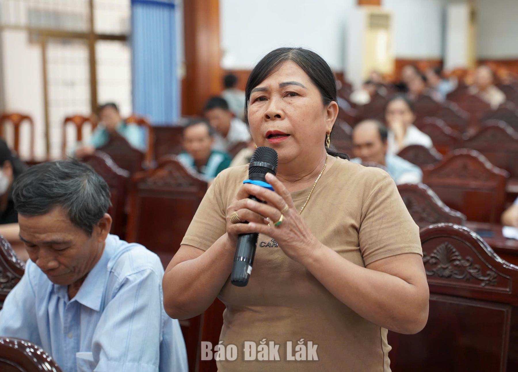 Cử tri tham gia ý kiến tại buổi tiếp xúc.