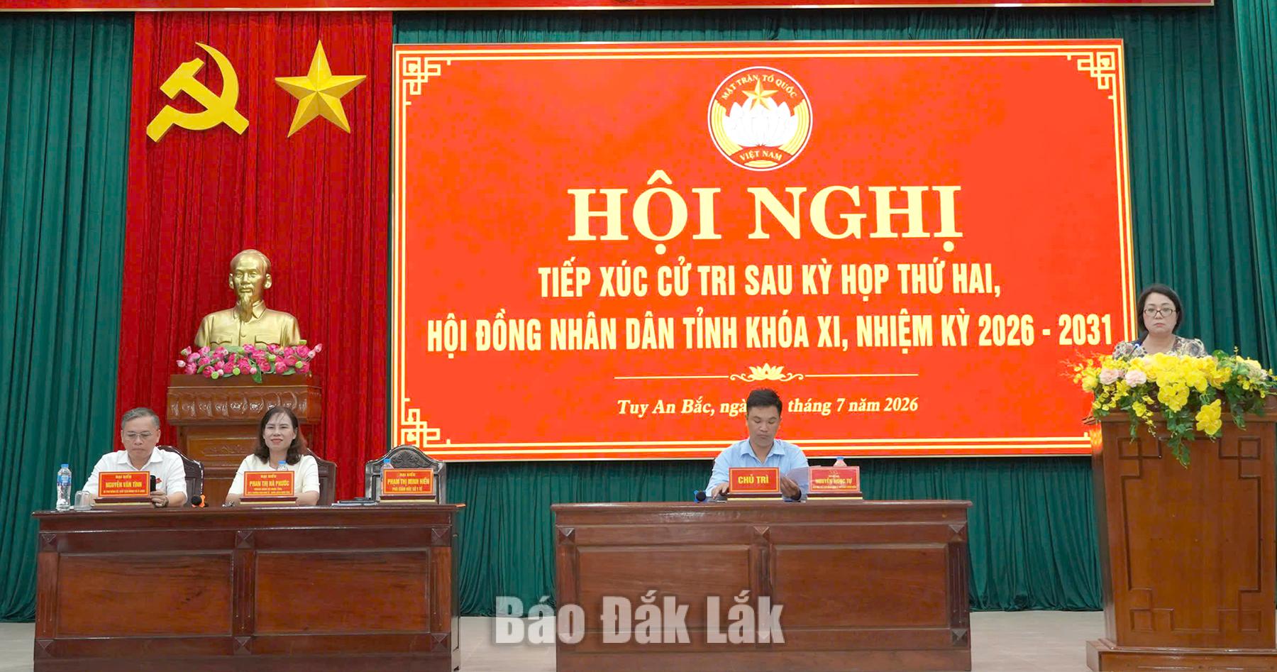 Các đại biểu HĐND tham gia tiếp xúc cử tri.