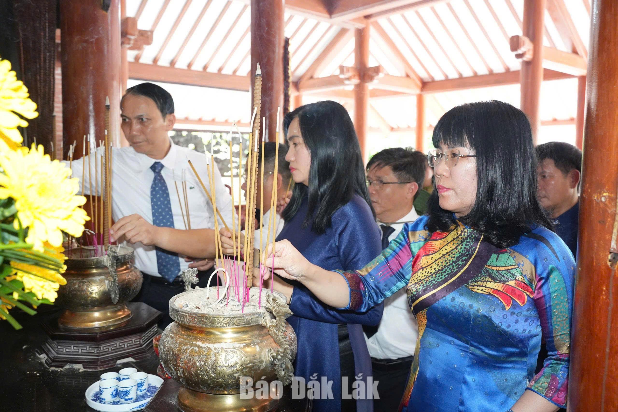 Đoàn dâng hương tại Nhà tưởng niệm Chủ tịch Hồ Chí Minh.