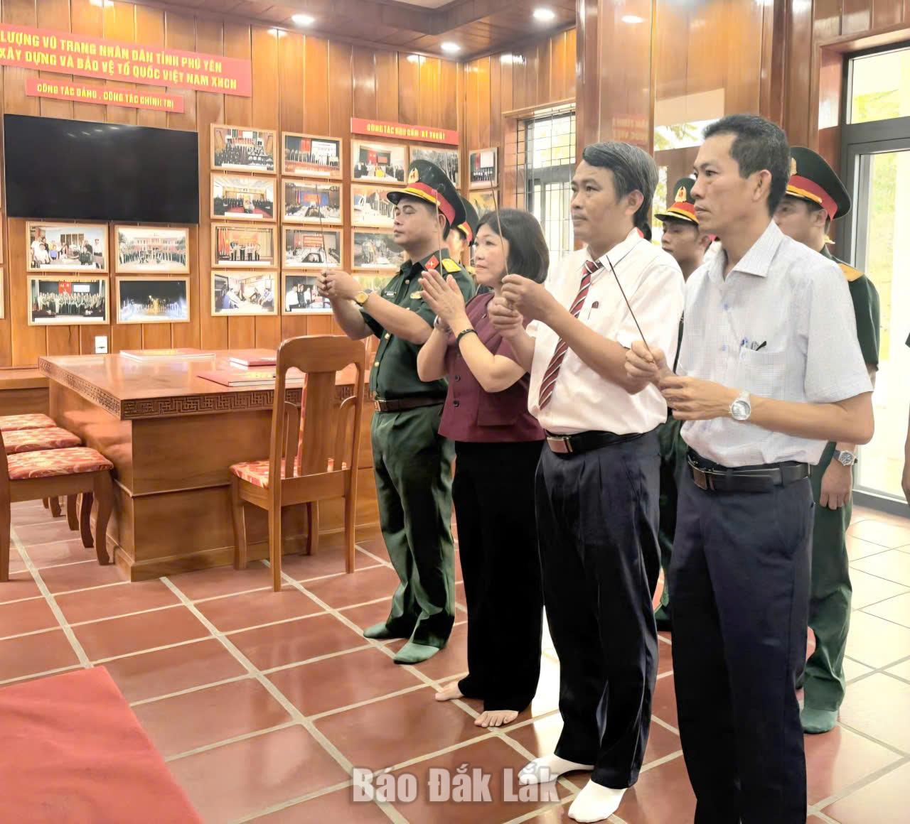 Lãnh đạo xã Tuy An Nam dâng hương tại khu di tích.
