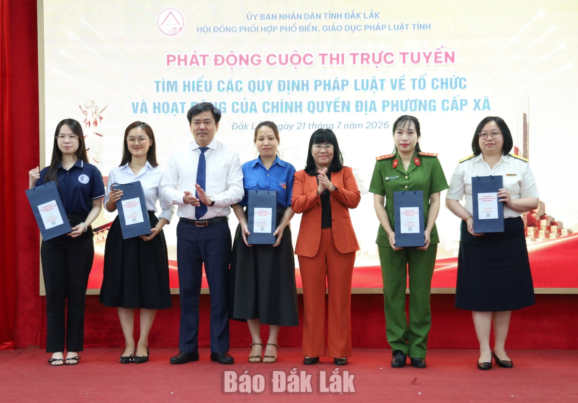 Ban Tổ chức cuộc thi tặng hoa chúc mừng các thí sinh thi.