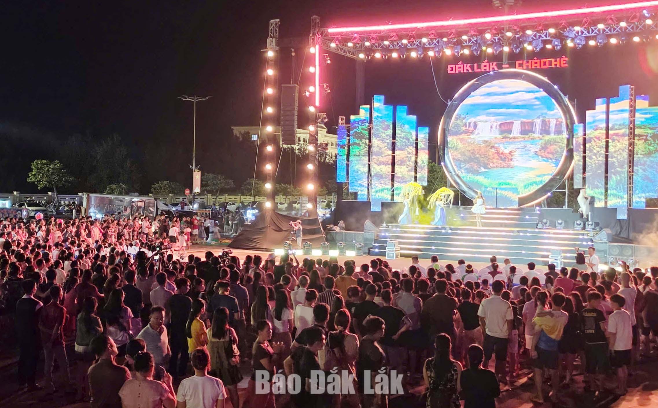 Đêm nhạc DJ Đắk Lắk - chào hè thu hút đông đảo người dân và du khách.