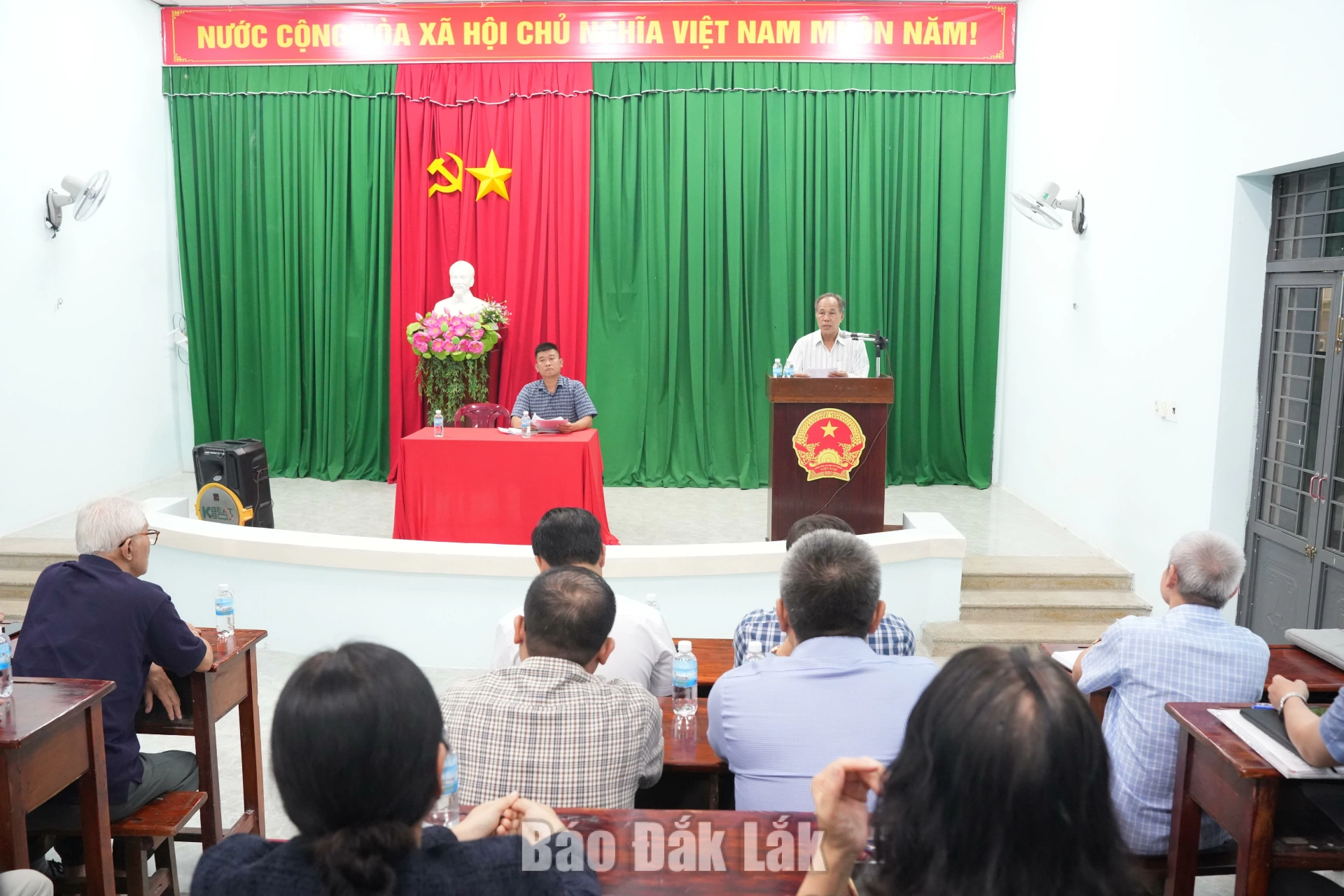 Bí thư, Phó Bí thư Chi bộ Tổ dân phố 4 Tự An điều hành sinh hoạt chi bộ.