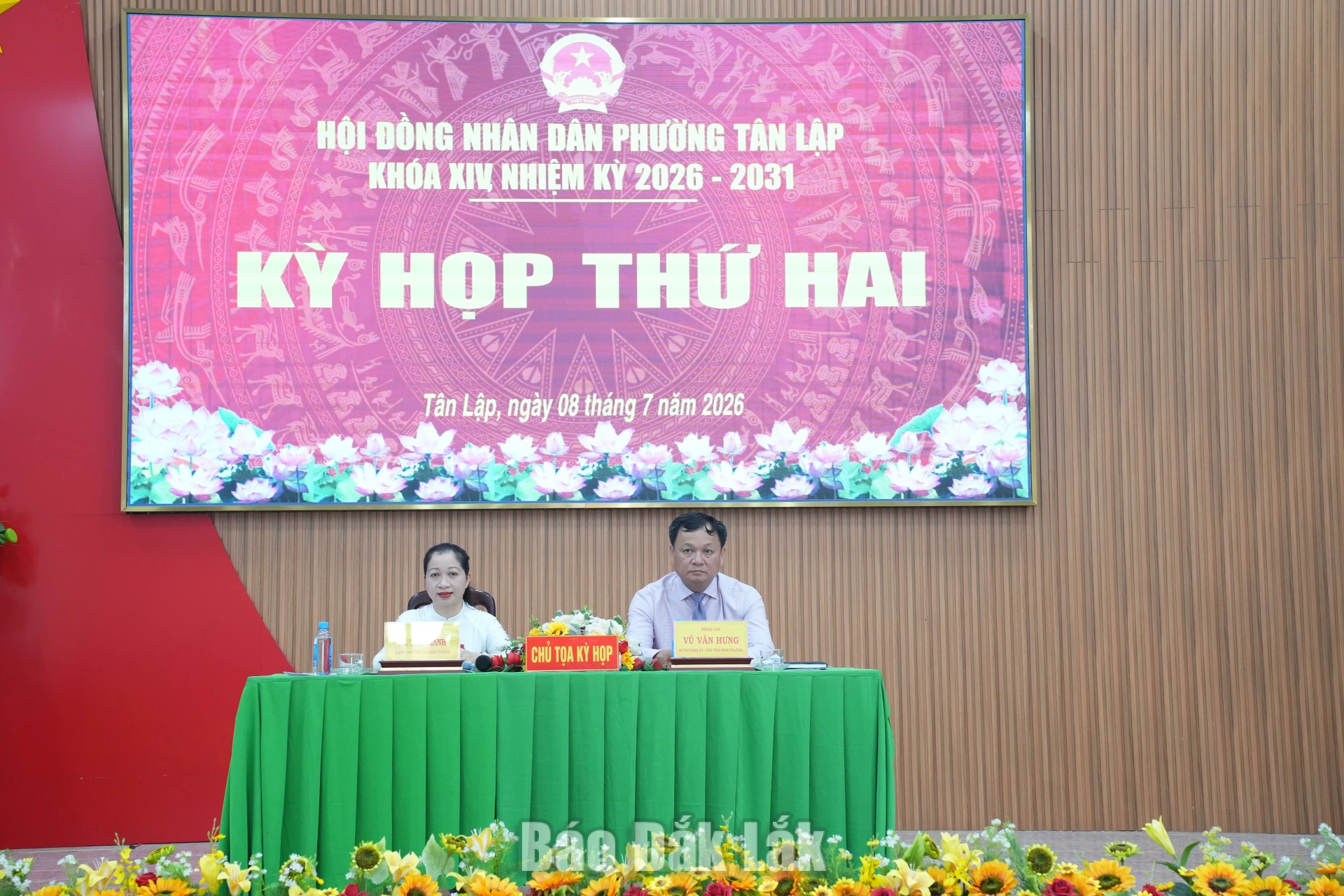 Các đồng chí chủ tọa kỳ họp.