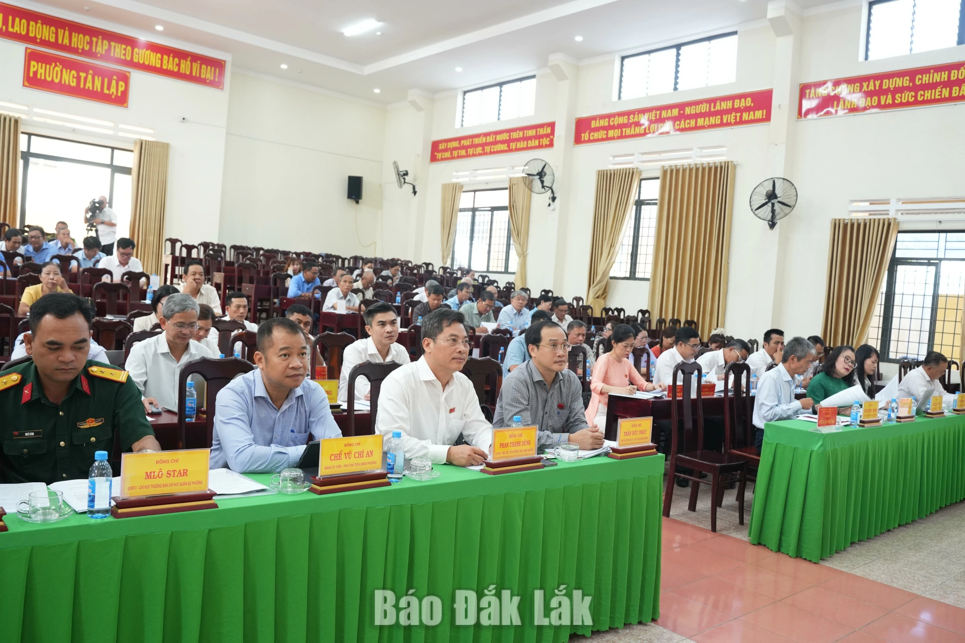 Các đại biểu tham dự kỳ họp.