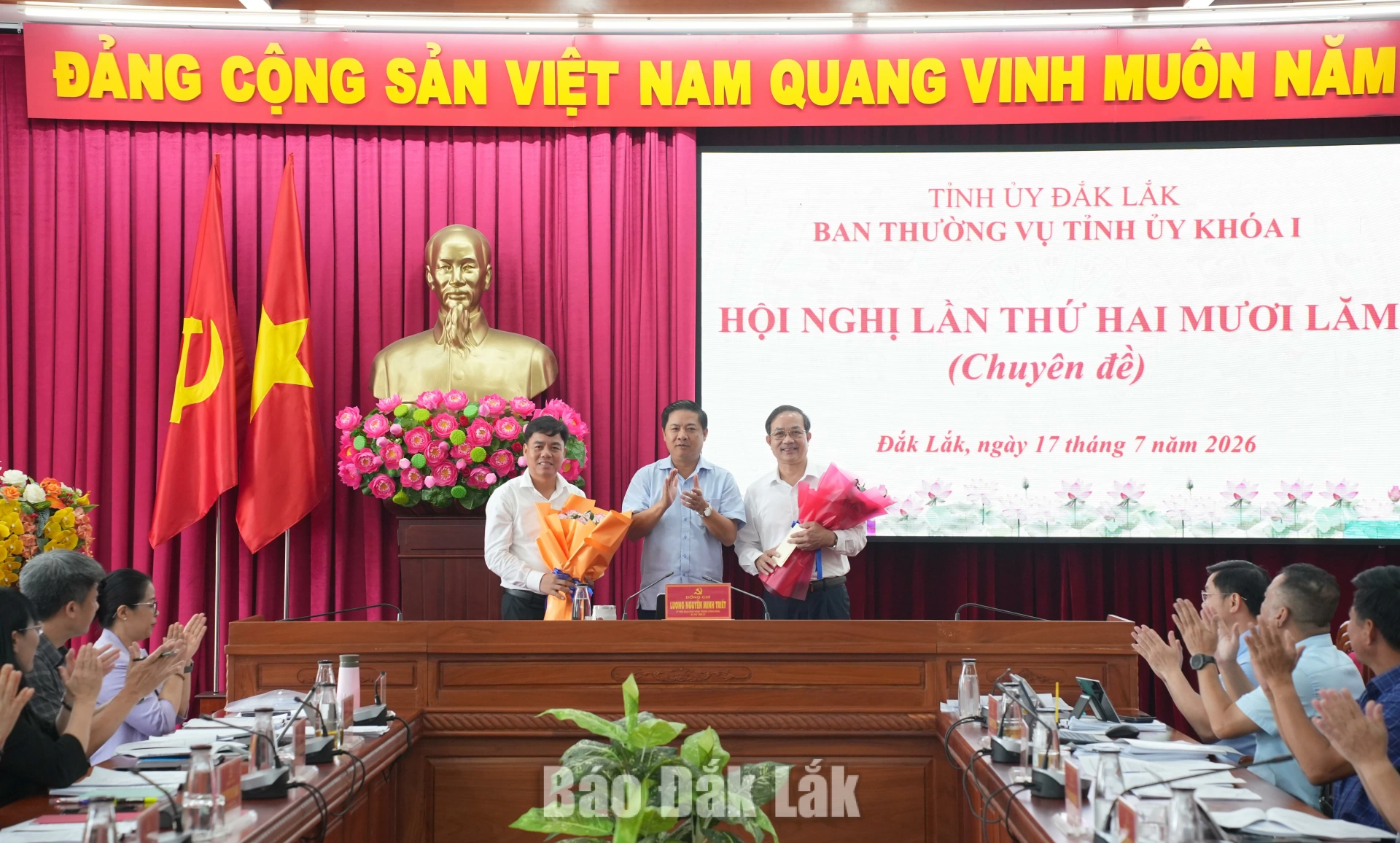Bí thư Tỉnh ủy Lương Nguyễn Minh Triết tặng hoa cho đồng chí Nguyễn Ngọc Dũng, Phó Vụ trưởng Vụ Địa phương II và đồng chí nhận nhiệm vụ thay đồng chí Đỗ Như Thắng, Phó Vụ trưởng Vụ Địa phương II.