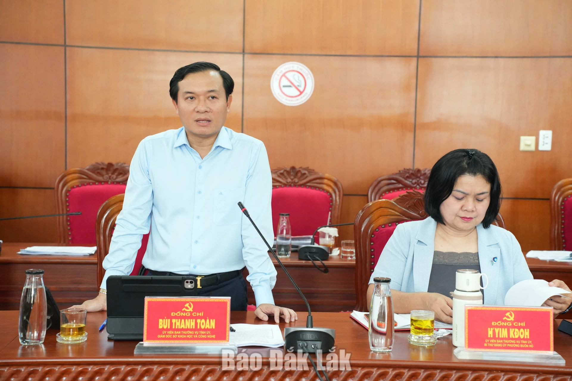 Đồng chí Bùi Thanh Toàn, Ủy viên Ban Thường vụ Tỉnh ủy, Giám đốc Sở KH&CN trình bày về phân công các đồng chí Thường trực Tỉnh ủy, Ủy viên Ban Thường vụ Tỉnh ủy trực tiếp theo dõi, chỉ đạo triển khai 8 bài toán lớn về khoa học, công nghệ, đổi mới sáng tạo và chuyển đổi số.
