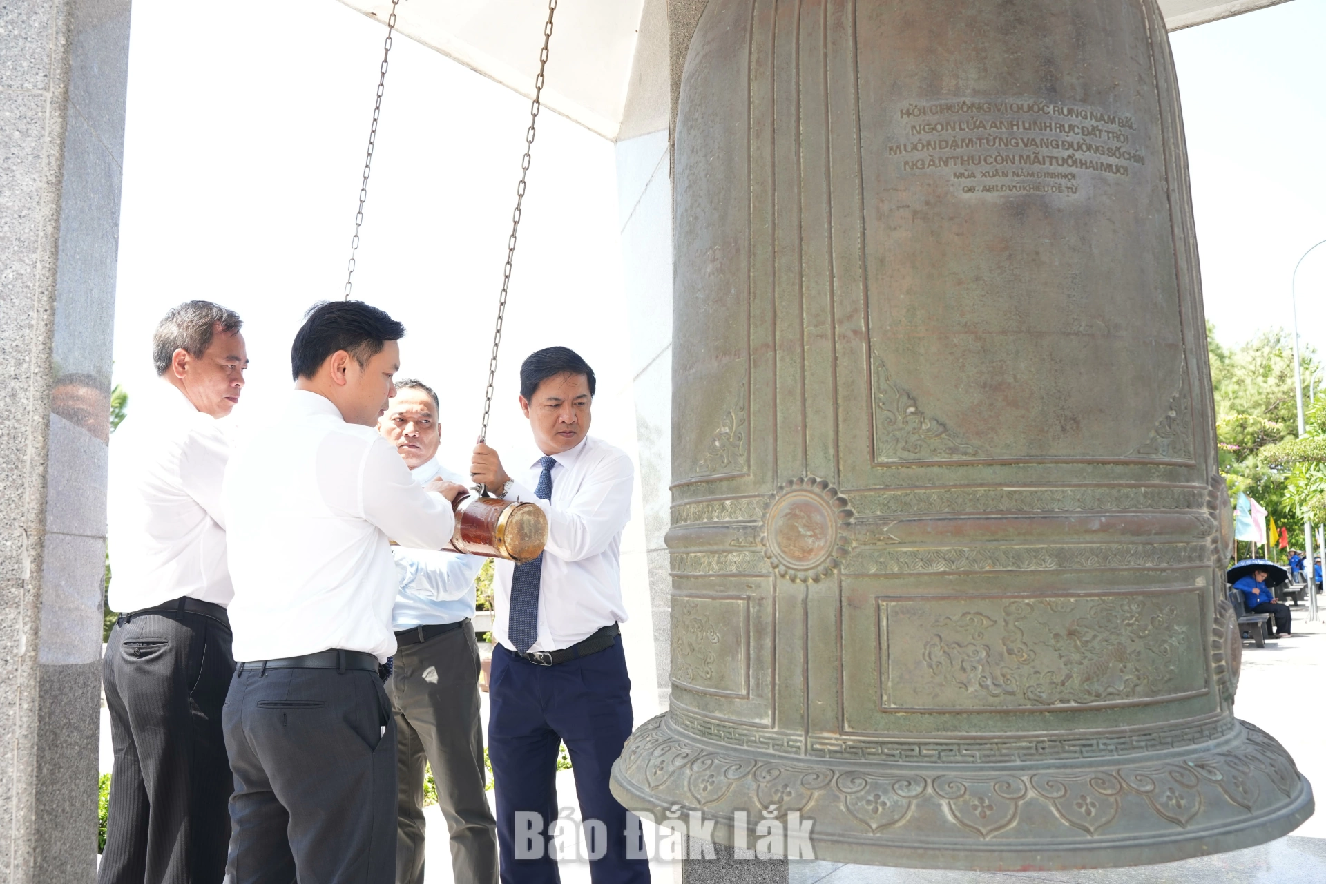 Các đồng chí lãnh đạo tỉnh Đắk Lắk và tỉnh Quảng Trị thỉnh chuông tưởng niệm các Anh hùng liệt sĩ tại Nghĩa trang Liệt sĩ quốc gia Đường 9.