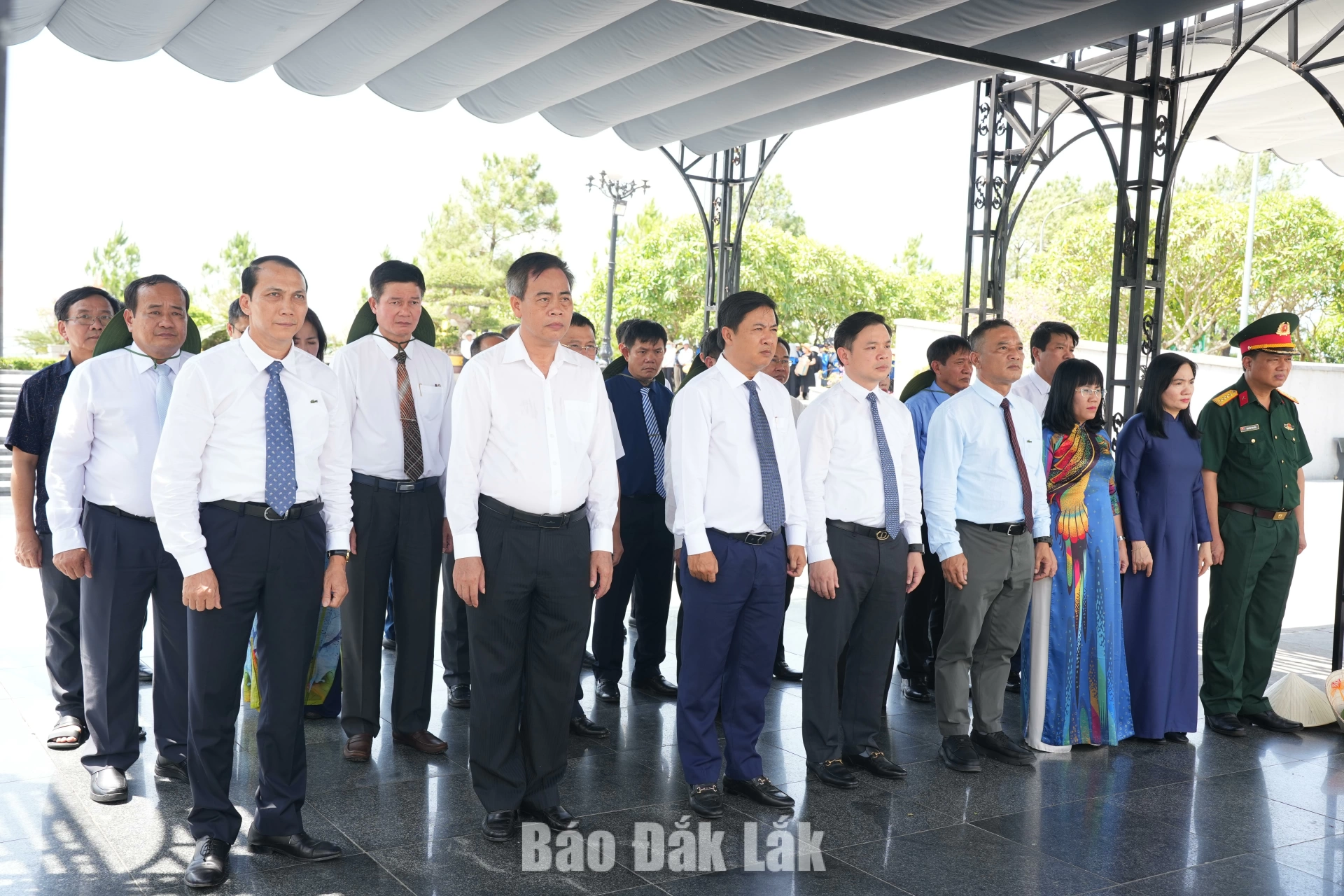 Đoàn công tác đã thành kính dâng hoa, dâng hương tại Nghĩa trang Liệt sĩ quốc gia Đường 9.