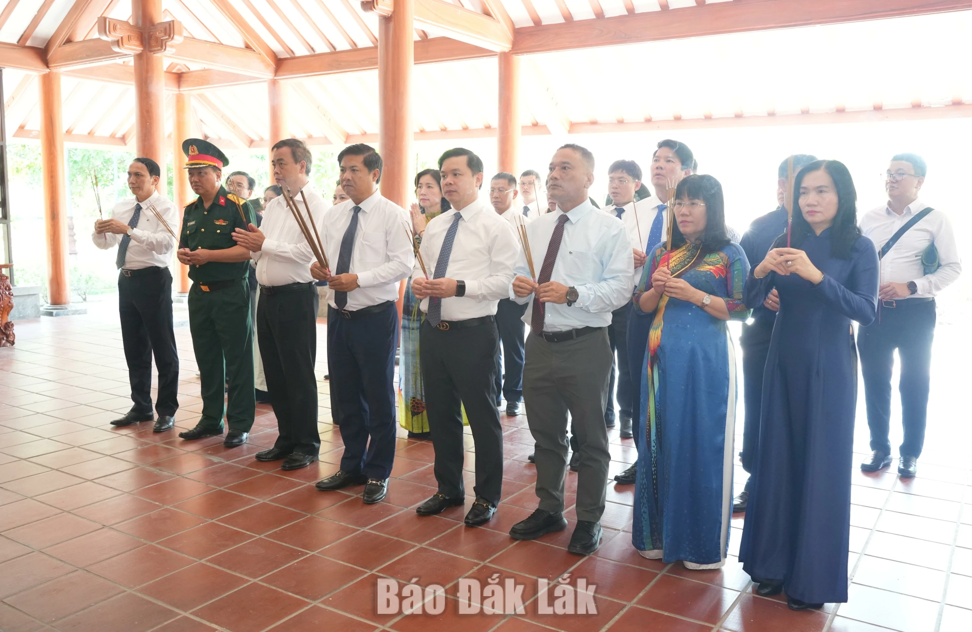 Đoàn dâng hương tại Nhà tưởng niệm Chủ tịch Hồ Chí Minh ở Nghĩa trang Liệt sĩ quốc gia Trường Sơn.