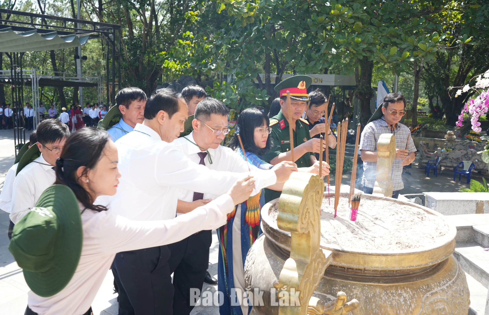 Các đại biểu dâng hương tưởng niệm các Anh hùng liệt sĩ.